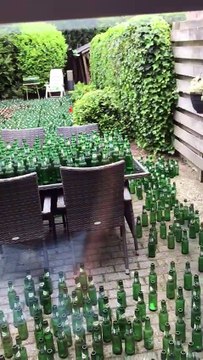 Cadeau de mariage 8832 bouteilles de bière vides dans leur maison