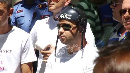 Ora News - "Xhafaj ik!" "Jepe dorëheqjen!" Opozita nis ciklin e protestave