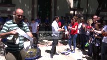 Report TV - Të rinjtë e opozitës përlyhen me vezët që qëlluan Ministrinë e Brendshme