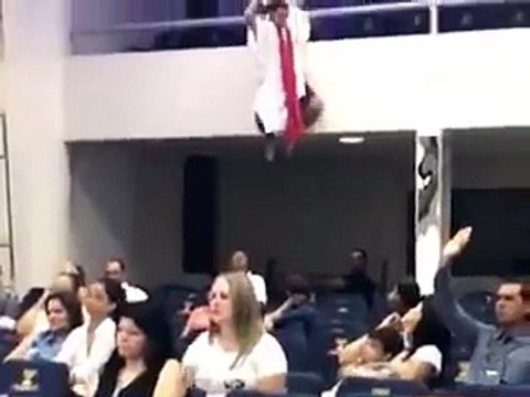 L'entrée spectaculaire d'un pasteur Congolais dans une église