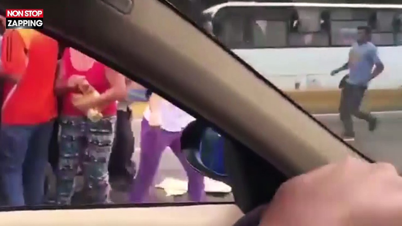 Venezuela : un chauffeur blessé dans un accident, les passants dévalisent  son camion (Vidéo)
