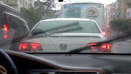 Isparta’da sağanak yağış caddeleri göle çevirdi