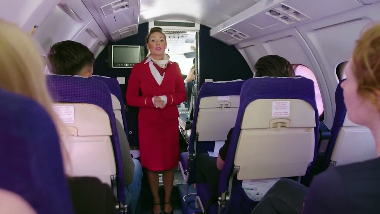 Stewardess Eva uit Rotterdam geeft instructies! | Klikbeet