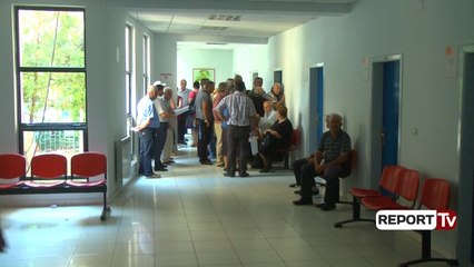 Report Tv - Fluks të sëmurësh në Fier, sistemi i ri me planifikim ka krijuar konfuzion tek pacientët