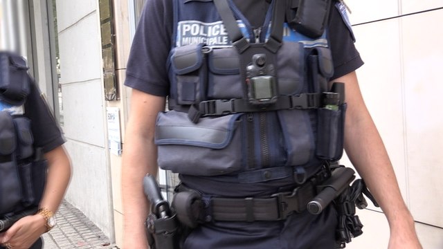 Info/Actu Loire Saint-Etienne - A la Une : Le maire de Saint-Etienne, Gaël Perdriau ne veut pas arrêter le dispositif caméras-piétons Pour le préfet de la Loire Le maire va inciter les policiers municipaux à commettre une infraction .