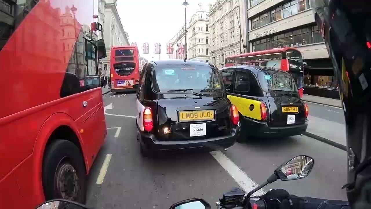 Un moment cool entre un motard, un piéton et un chauffeur de bus dans la circulation