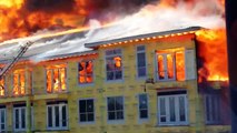 Sauvetage impressionnant d'un ouvrier sur un immeuble entièrement enflammé !