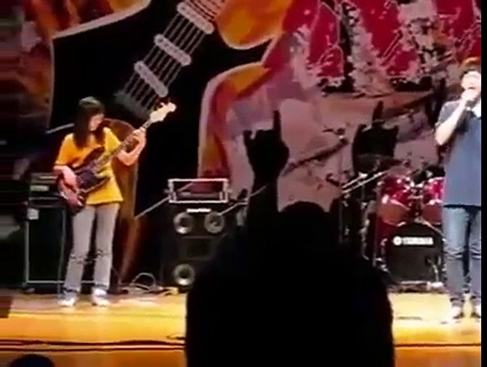 [PRE-DEBUT] BaekHyun cantando Love Foolosopy com sua banda na escolaBaekHyun cantando Love Foolosopy com sua banda na escola