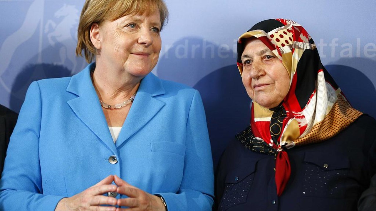 Erinnern an Solingen vor 25 Jahren mit Überlebender Mevlüde Genc (75)