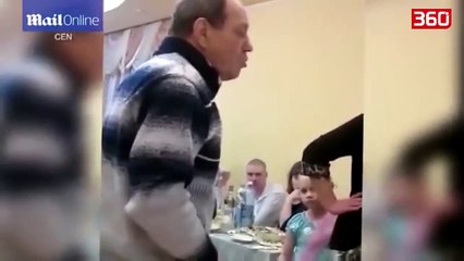 Nusja i nxjerr gishtin e mesit vjehrrit, shikoni reagimin e tij (360video)