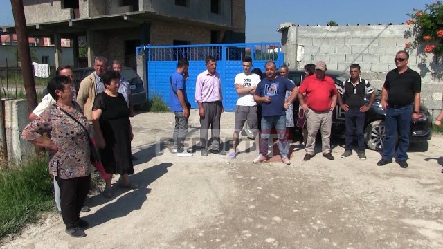 Report Tv - Fier, banorët e lagjes “Afrimi i ri” protestojnë për rrugën e prishur