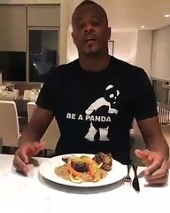 Vidéo   les larmes de Patrice Evra après avoir mangé son plat préféré le « thiébou yapp »