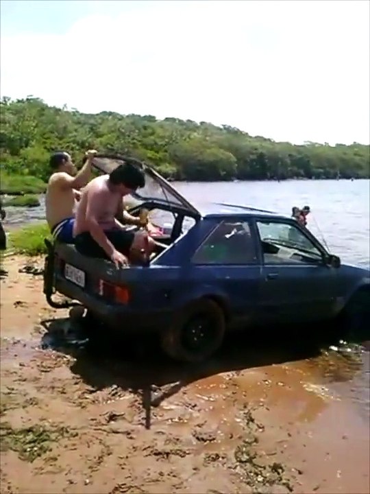 Ils prennent une vieille voiture pour faire... du bateau!