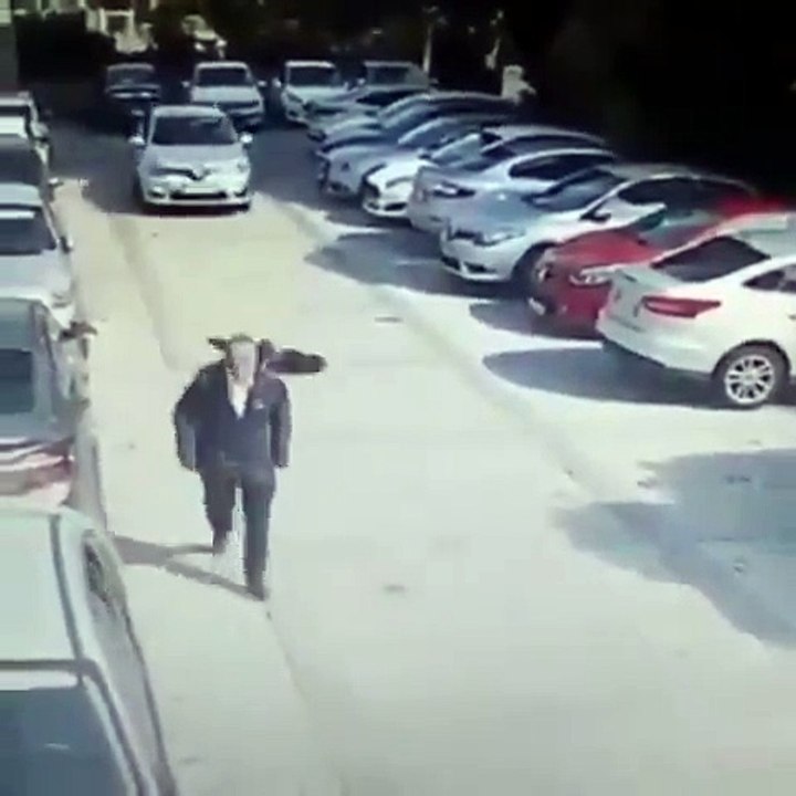 Kargalar tarafından tokatlanan dayı… -