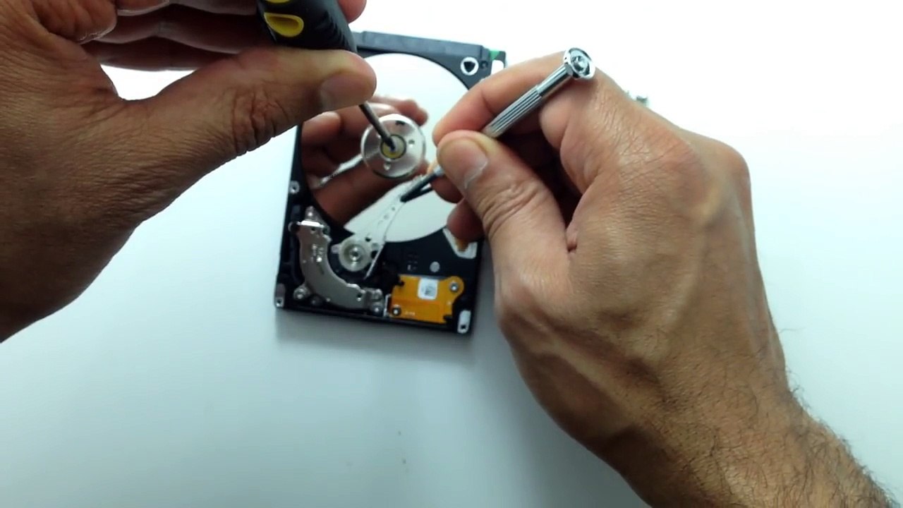 How to recover data from a dead hard drive (for beginners)