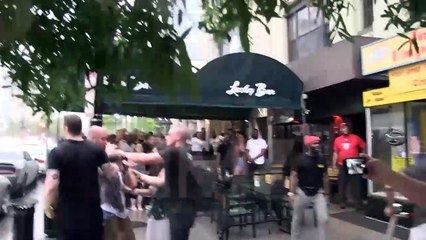 Tải video: Un homme en colère face à deux vigiles d'un club à Washington !