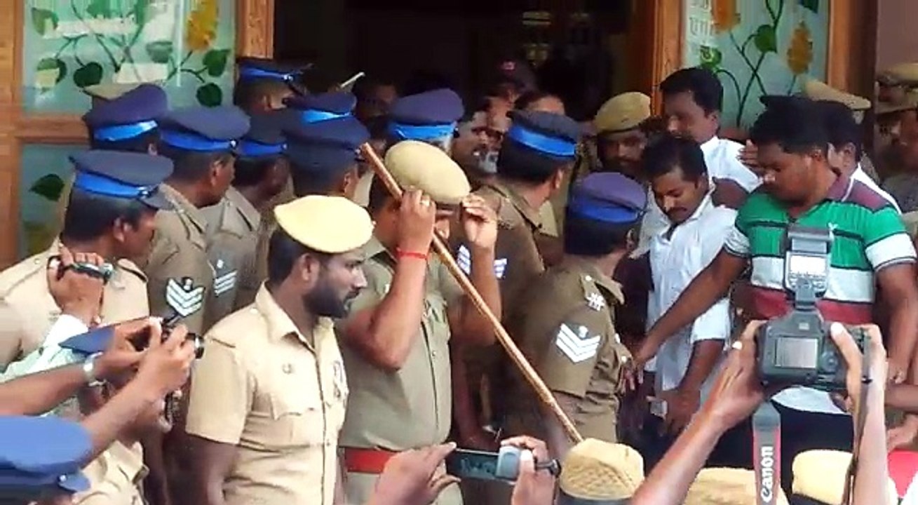 ரஜினியுடன் செல்பி எடுத்த மக்கள்-வீடியோ