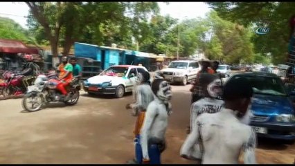 - Nijerli Çocukların Garip Ramazan Eğlencesi ‘tobayi-tobayi’- Beyaza Boyanıp Pamuk Sakal Takarak Gösteri Yapıyorlar