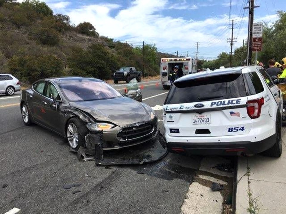 Tesla'nın Otomatik Pilotu Bu Kez Polis Aracına Çarptı