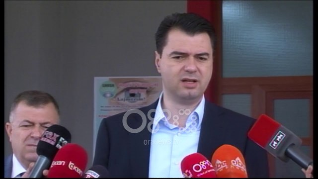 Ora News - Basha viziton minatorin në spital: Mafia e kromit ka marrë peng qeverinë Rama