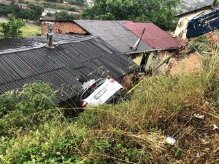 Otomobil Gecekondunun Üstüne Uçtu