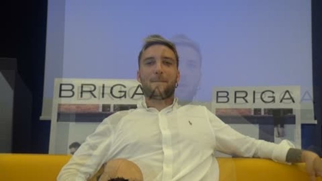 Che cosa ci siamo fatti, Briga: Sono una mosca bianca, ma almeno sono me stesso