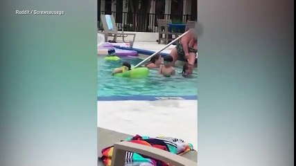 İnsanların yüzdüğü sırada havuzda bacaklarını tıraş etti