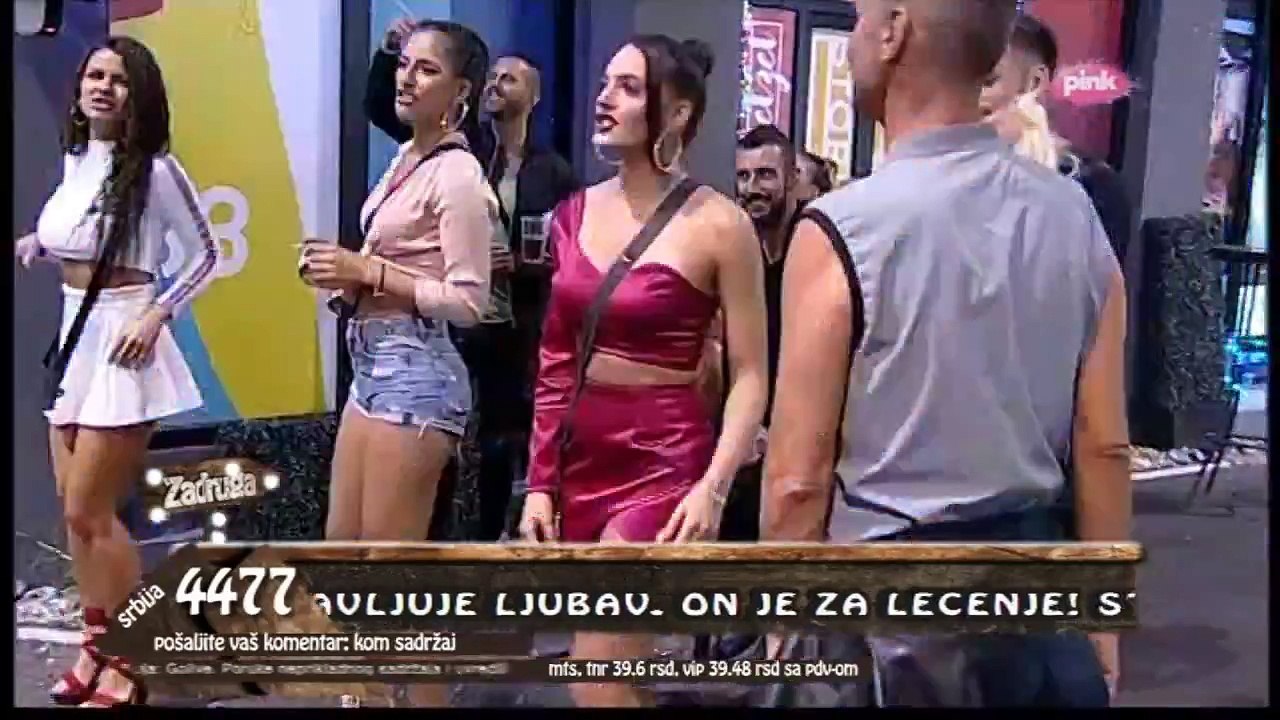 RAZMENJIVANJE NEŽNOSTI IZMEĐU SLOBE I LUNE: Blogerka se nije odvajala od pevača na žurki!