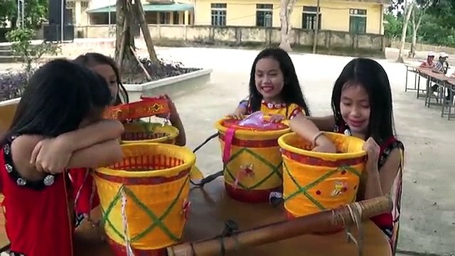 Bé Huyền trang điểm thi văn nghệ chào mừng 20 - 11 by Giai tri cho Be yeu