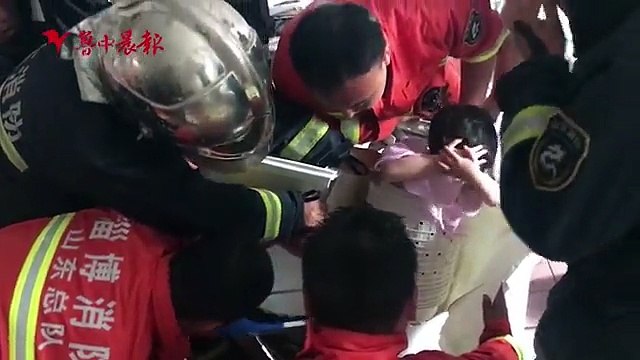 Menino de 4 anos tanto brincou que ficou preso dentro da máquina de lavar roupa