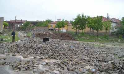 Kayseri'de sel, parke taşlarını yerinden söktü