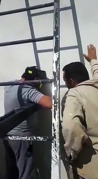 Un ouvrier oublie un petit quelque chose lors d'un chantier...