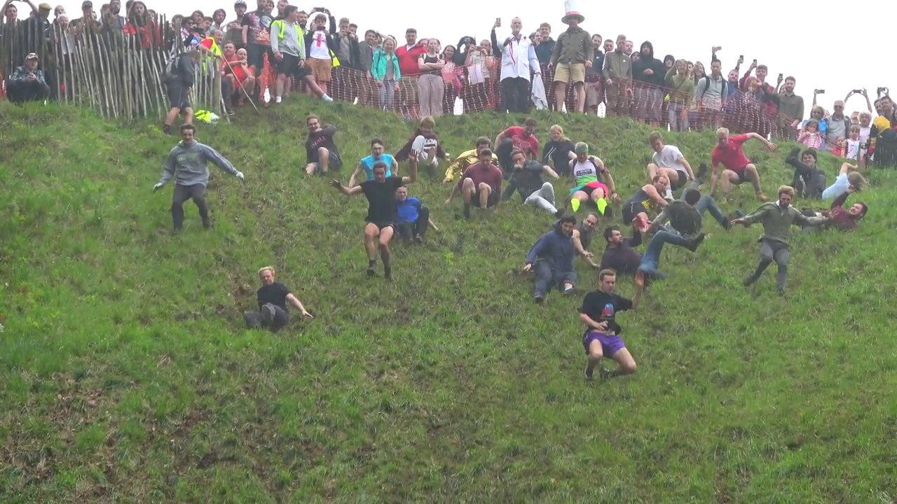 Les chutes de la descente annuelle de fromage en Angleterre