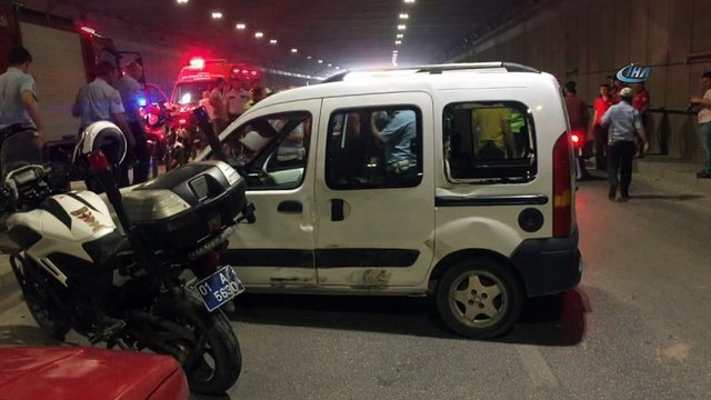 Zırhlı polis aracı ile kamyonet çarpıştı: 2 polis yaralı