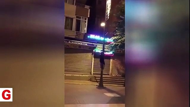 CHP'li kadının AK Parti bayraklarını indirmeye çalıştığı o anlar