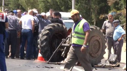 Antalya'da Kamyonla Çarpışan Traktör İkiye Bölündü: 1 Ölü