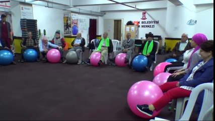 Bastonlarını Attılar, Spor Salonuna Koştular