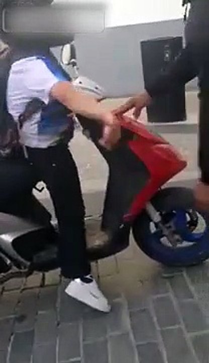 Une femme ivre veut à tout prix rentrer chez elle en scooter.