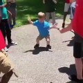 Un enfant très mignon qui dance très bien !