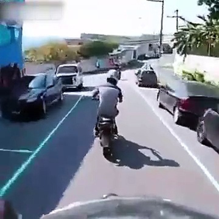 Il se fait jeter de son Scooter par un policier !