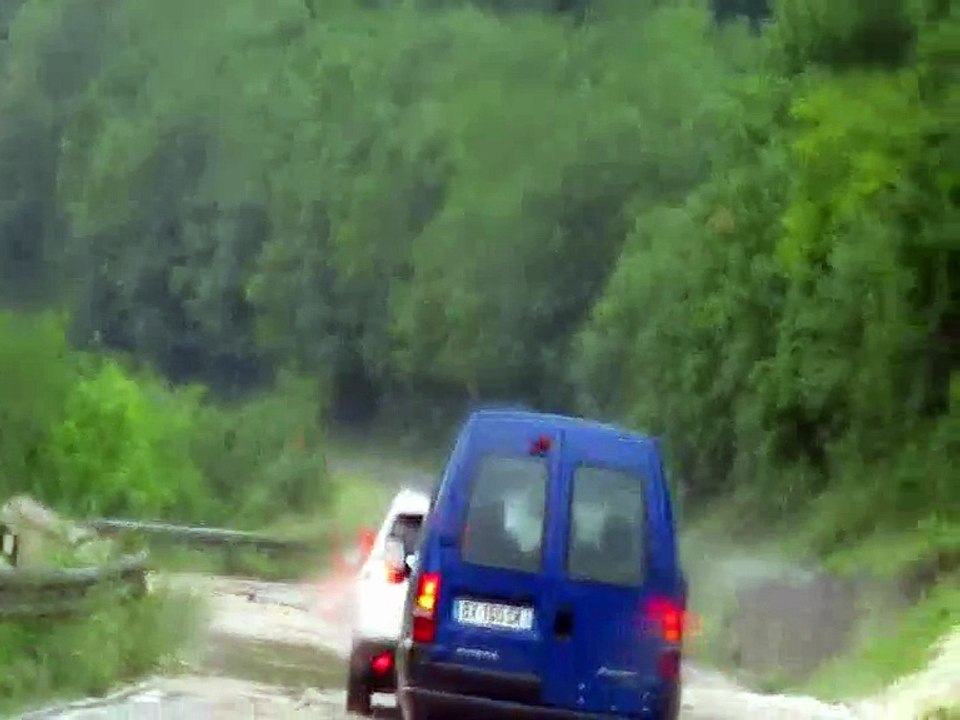 Circulation difficile dans le secteur de L'Isle-sur-le-Doubs où des torrents d'eau se déversent sur la route