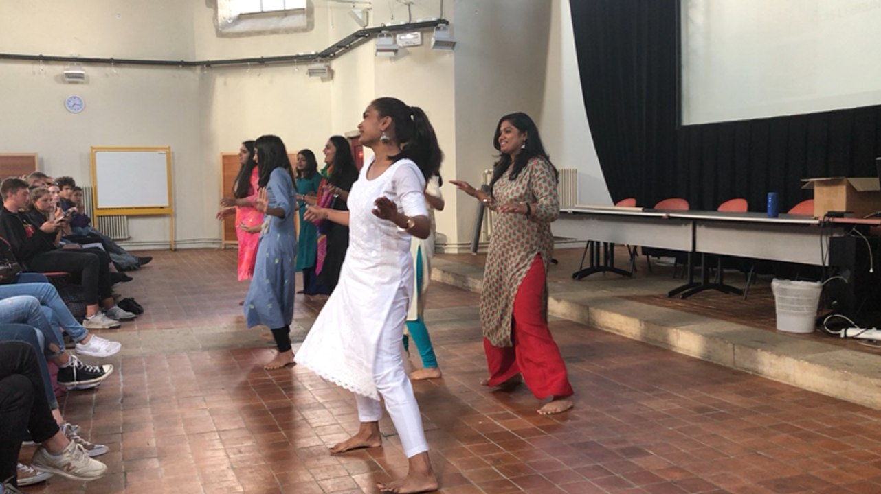Spectacle des lycéens indiens