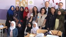 Ünlü oyuncu Ezgi Mola, mülteci çocukların eğitim gördüğü okulu ziyaret etti