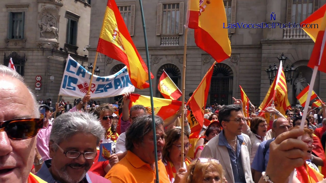 Abad canta con 10 mil catalanes el himno de España con letra en San Jaime (Barcelona)