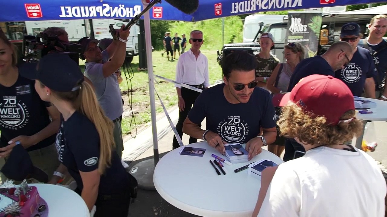 Neuer Guinness Weltrekord: Parade mit 632 Autos feiert den 70. Geburtstag von Land Rover