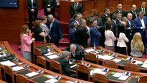Tension ne parlament, opozita bllokon foltoren