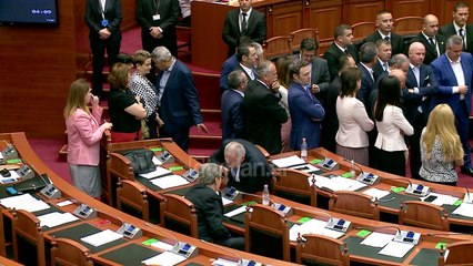 Tension ne parlament, opozita bllokon foltoren