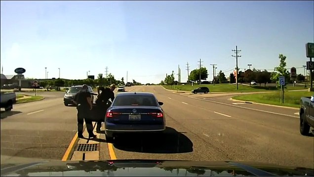 Ce héro saute hors de sa voiture pour sauver un conducteur en pleine crise cardiaque