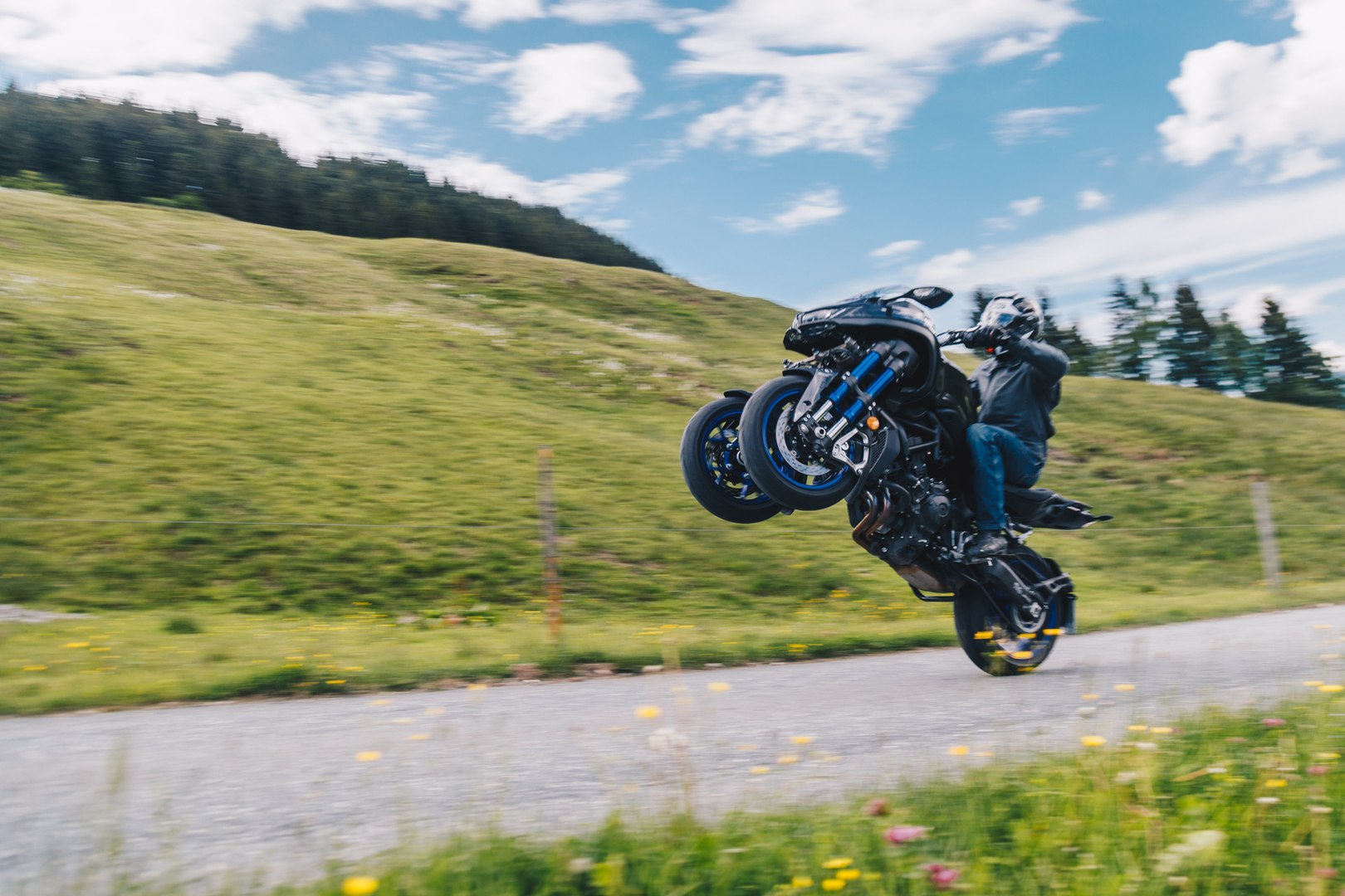 2019 Yamaha NIKEN First Ride Review - On Two Wheels - video Dailymotion