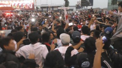 Multitudinaria despedida a la selección peruana en aeropuerto de Lima